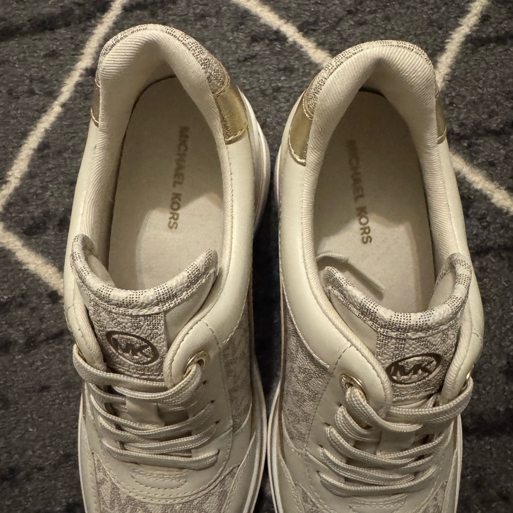 Michael Kors Emmy Wedge Trainer Sneakers vanilla signature w/gold accents size 6 - Picture 6 of 6